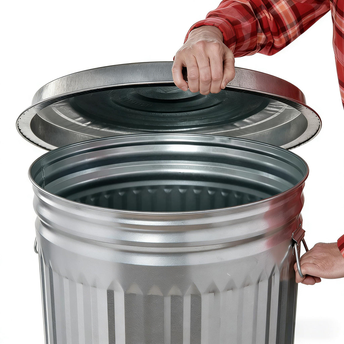 31 Gallon Galvanized Steel Trash Can with Lid Q33350