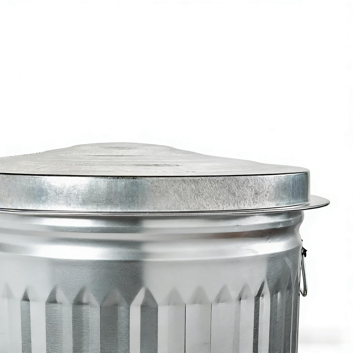 31 Gallon Galvanized Steel Trash Can with Lid Q33350